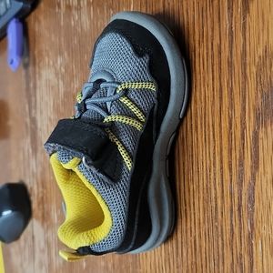 Toddlers size 5 Oshkosh sneakers